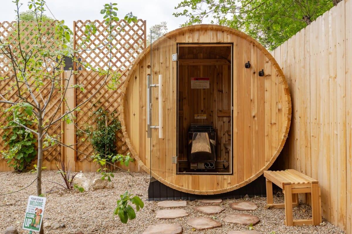 Serene Oasis Sauna And Cinema 佩索罗伯斯 外观 照片