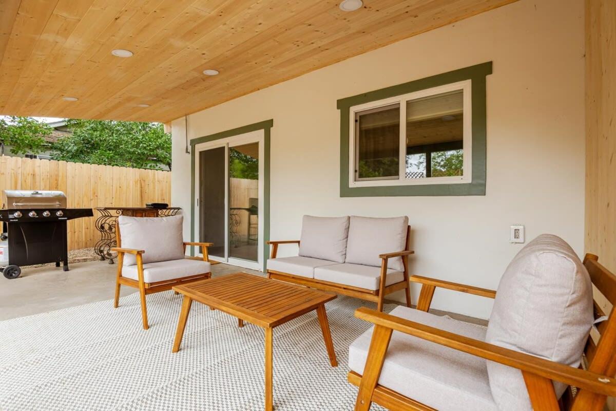 Serene Oasis Sauna And Cinema 佩索罗伯斯 外观 照片