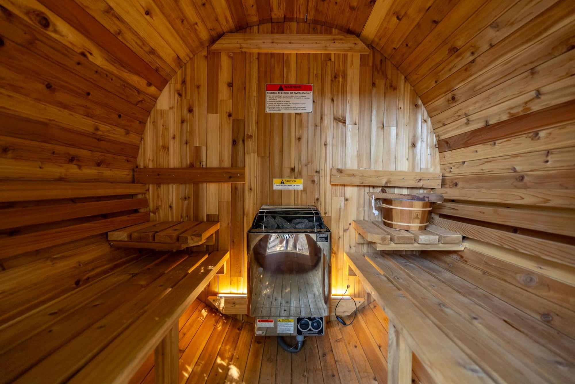 Serene Oasis Sauna And Cinema 佩索罗伯斯 外观 照片