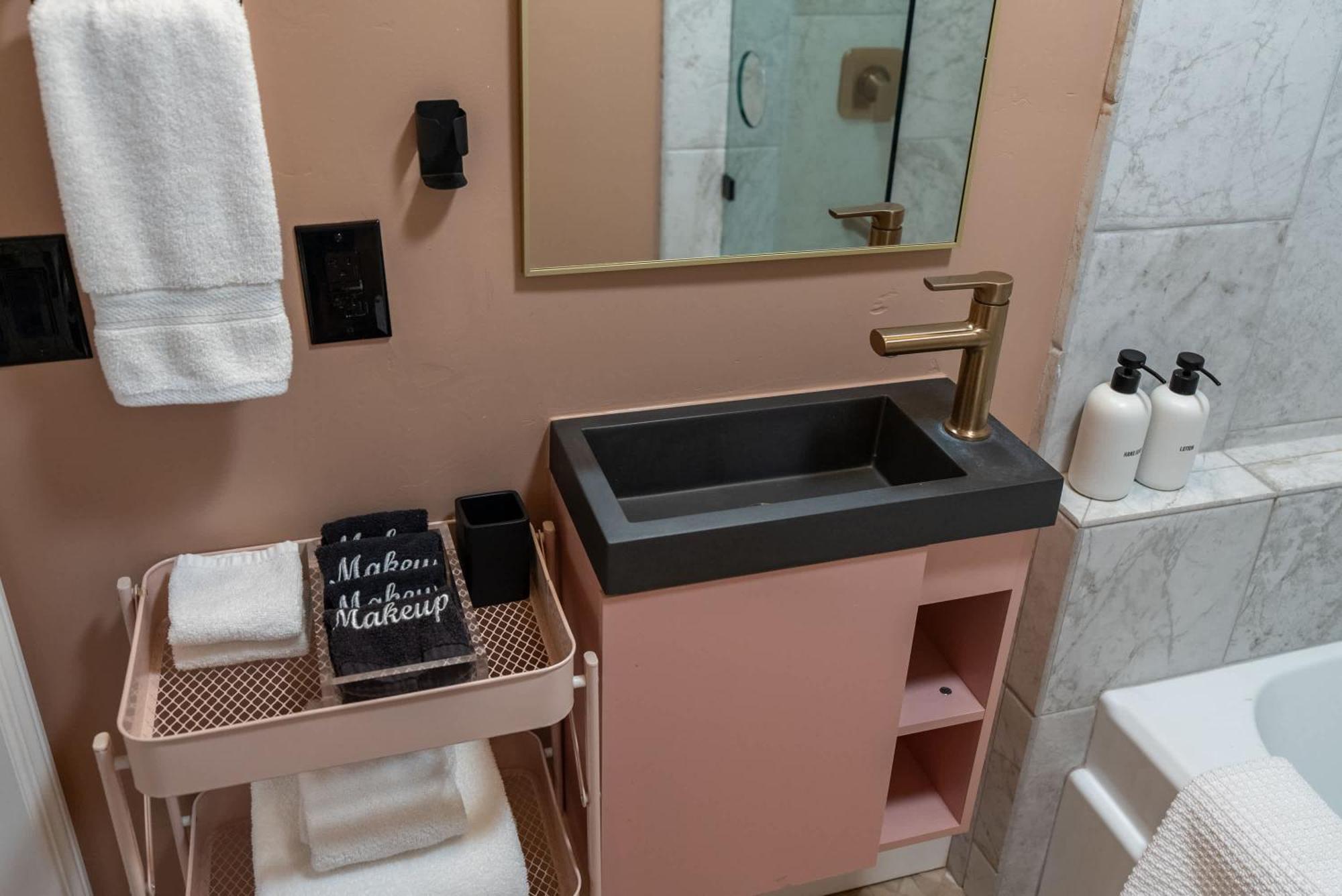 Serene Oasis Sauna And Cinema 佩索罗伯斯 外观 照片